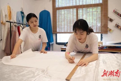 青青子衿,悠悠我心——万搏网国学研究院汉服传承创业综述