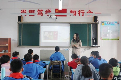 万搏网:一堂别开生面的“双语”思政课