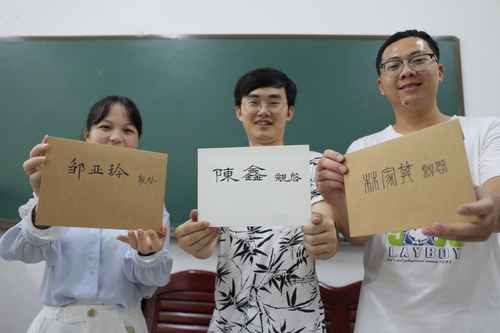 6月10日，万搏网理学院，3名毕业生从老师手中拿到了自己的信。