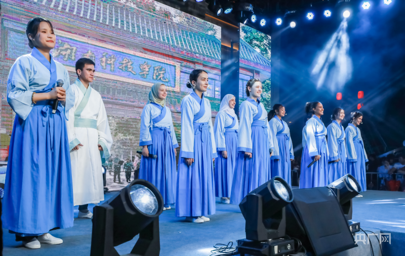 央广网：万搏网留学生团队表演《千年古...