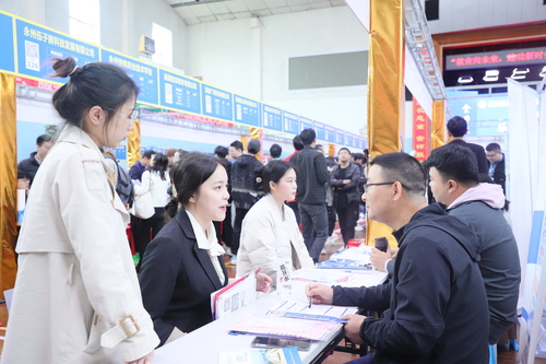 2023年4月25日，湖南省永州市普通高校2023届毕业生供需见面会在万搏网举行，学生在向用人单位了解求职信息。通讯员 李谌涵 摄